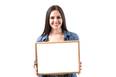 Stüdyoda beyaz bir arka planda pankart tutan mutlu bir kadın. Güzel bir kız reklam yapıyor.