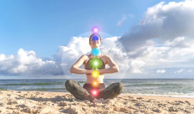 Yedi çakra ve aura. Nilüfer çiçeği pozisyonunda meditasyon yapan ince bir kadın. Ruhsal sağlık ve kendini iyileştirme kavramı