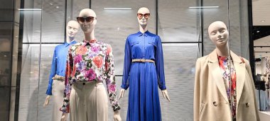 POLAND, BYDGOSZCZ - 18 Mart 2022: Moda bir giyim mağazasının vitrininde kadın mankenler. Mağaza penceresi