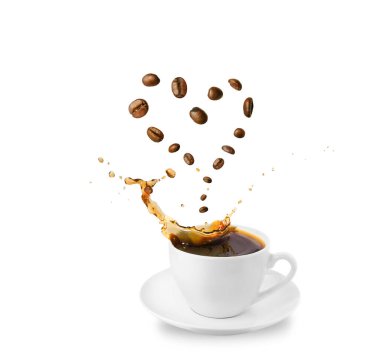 Bir fincan çay tabağı ve kahve. Kalp şeklinde kahve çekirdekleri. Aşk konseptini iç. Beyaz arkaplanda izole