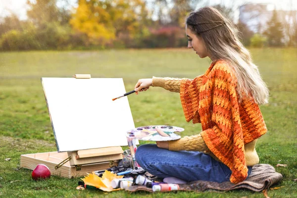 Ładna Artystka Maluje Obraz Zewnątrz Przygotuj Się Smsa — Zdjęcie stockowe
