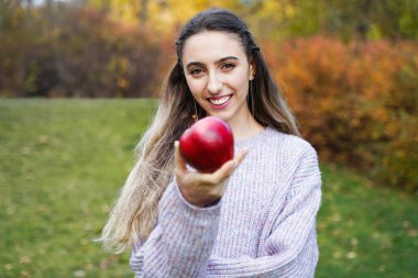 Açık havada elmalı mutlu kız. Meyveli genç bir kadın. Sağlık, bakım, çiğ gıda diyeti