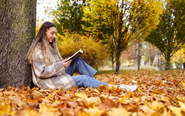 Pretty Girl Reads Book Autumn Park Young Woman Sits Background — Zdjęcie stockowe