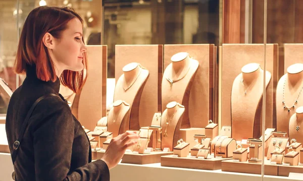 Mulher Bonita Olhando Para Jóias Vitrine Loja Cliente Perto Jóias — Fotografia de Stock