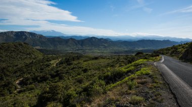 Corbieres A.O.C 'deki küçük kilise ve üzüm bağları Fransa' da.