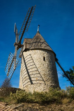 Corbieres A.O.C 'deki küçük kilise ve üzüm bağları Fransa' da.