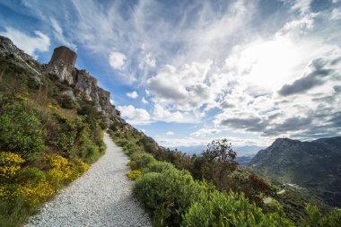 Aude France 'daki Queribus Cathar Kalesi Dış Duvarlar ve Harabeler