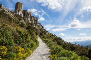 Aude France 'daki Queribus Cathar Kalesi Dış Duvarlar ve Harabeler