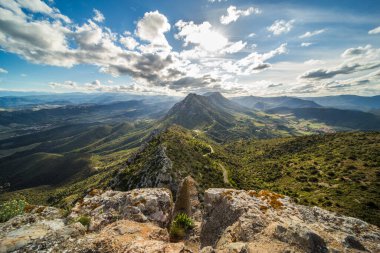 Fransa 'da güneşli bir günde Queribus Cathar Kalesi' nden Aude Valley ve Peyzaj Manzarası
