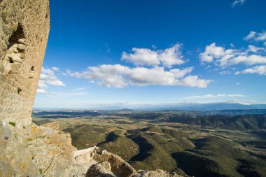 Fransa 'da güneşli bir günde Queribus Cathar Kalesi' nden Aude Vadisi manzarası