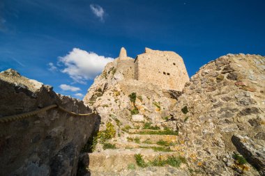 Aude France 'daki Queribus Cathar Kalesi Dış Duvarlar ve Harabeler