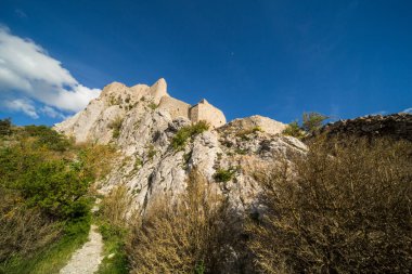 Aude France 'daki Queribus Cathar Kalesi Dış Duvarlar ve Harabeler