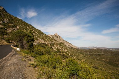 Fransa Dağ Tepesi 'ndeki Queribus Cathar Şatosu ve Aude' deki Vadi Peyzajı
