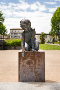 Gambetta Meydanı Dekoratif Çocuk Heykeli Fransa 'da güneşli bir bahar gününde