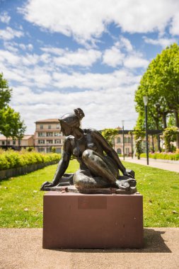 Carcassone Fransa 'da Gambetta Meydanı Kadın Heykeli Güneşli bir bahar gününde