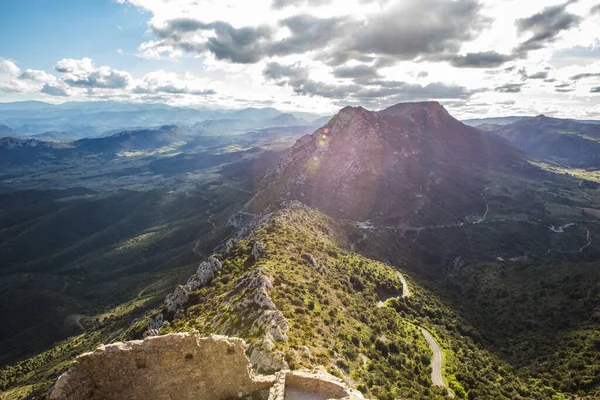 Вид Долину Ландшафт Башни Queribus Cathar Castle Солнечный День Франции — стоковое фото