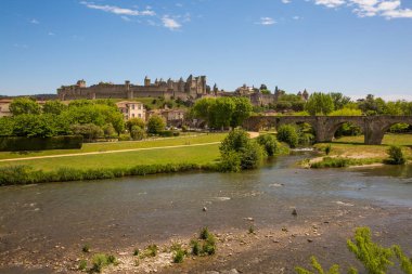Carcassonne Ortaçağ Kalesi 'nin Panoramik Manzarası ve Aude Nehri ve Nehir Kıyıları Güneşli Yaz Gününde
