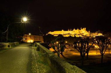 Carcassonne Ortaçağ Kalesi (Cite Mdivale) ve Bridge Lit at Night with River Aude