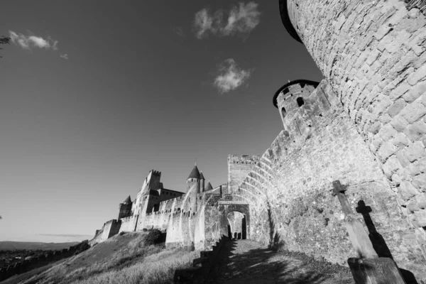 Mittelalterliche Zitadelle Von Carcassonne Westliche Eingangstür Mit Kreisförmigen Markierungen Links — Stockfoto