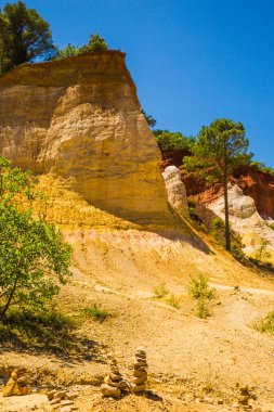 Rustrel France 'da Fransız Provencal Colorado' nun Renkli Ochres 'i önünde Cairns Formasyonları