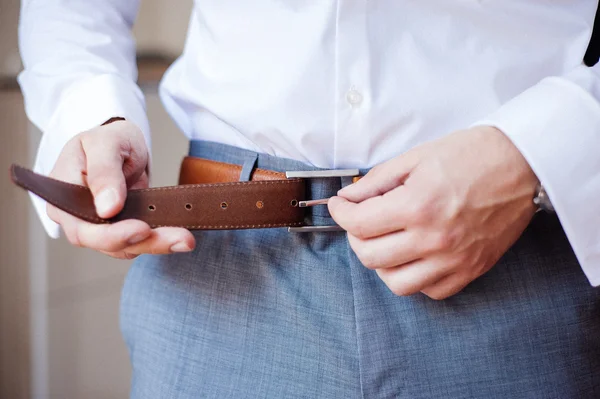 Groom preparing for the wedding ceremony dress belts — Stock Photo, Image