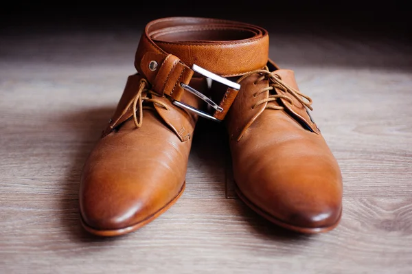 El novio se prepara para la ceremonia de boda zapatos y cinturón en armonía Fotos de stock