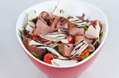 prosciutto ve beyaz zemin üzerine sebze taze salata