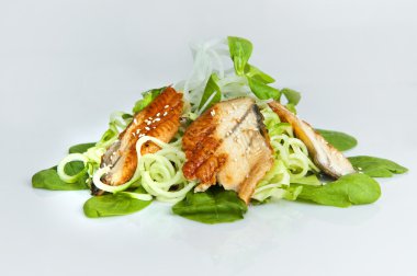 yılan balığı ve yeşil ve beyaz zemin üzerine soğan ile sıcak salata