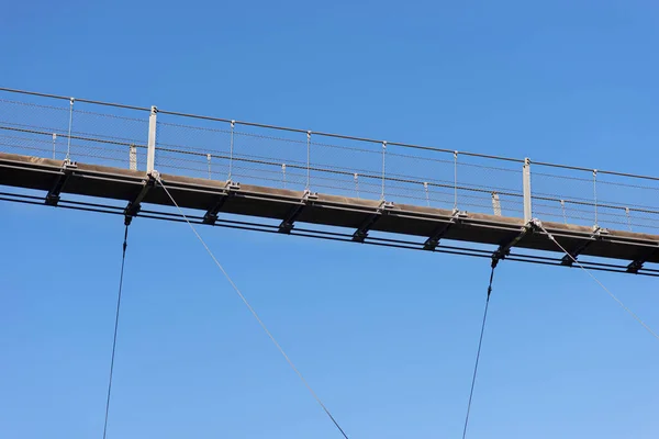 Wiszący Drewniany Most Stalowymi Linami Oglądany Dołu Tle Błękitnego Nieba — Zdjęcie stockowe