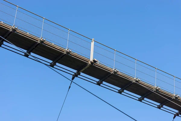 Wiszący Drewniany Most Stalowymi Linami Oglądany Dołu Tle Błękitnego Nieba — Zdjęcie stockowe
