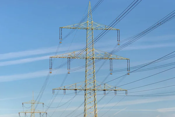 Elektrické Vedení Sloupy Pro Přenos Elektřiny Pozadí Modré Oblohy — Stock fotografie