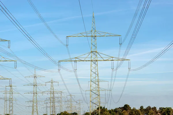 Elektrické Vedení Sloupy Pro Přenos Elektřiny Pozadí Modré Oblohy — Stock fotografie