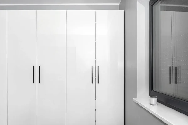 Großer Und Hoher Kleiderschrank Schlafzimmer Mit Weißen Fronten Und Schwarzen — Stockfoto