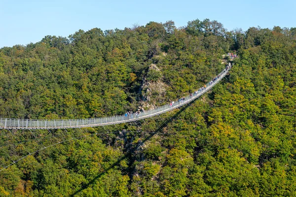 Puente Madera Colgante Con Cuerdas Acero Vistas Desde Lado Contra — Foto de Stock