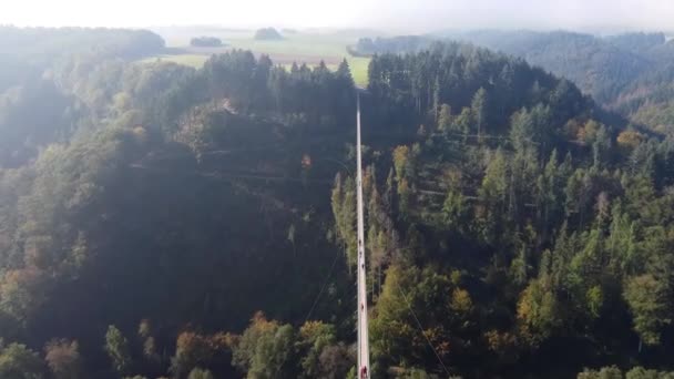 Video Dronu Letícího Přes Visutý Dřevěný Most Ocelovými Lany Přes — Stock video