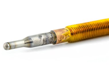 Beyaz arkaplanda izole edilmiş spiral şekilli ısı sondasının makro fotoğrafı.