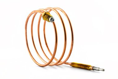 Beyaz bir arka planda izole edilmiş, uçlu spiral şeklinde bakırdan yapılmış bir ısı sondasının makro fotoğrafı..
