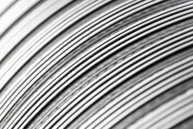 Esnek kıvrımlı alüminyum tüp yüzeyinin makro fotoğrafından yapılmış arkaplan.