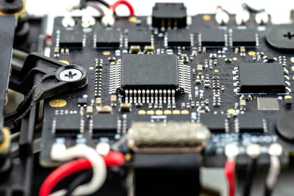 プロセッサと半導体 可視電気ケーブルを備えた黒いPcb上の集積回路のマクロ写真 — ストック写真