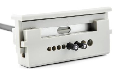 Fiber optik kabloyu beyaz bir arka planda izole edilmiş giyotine yerleştiren makro fotoğraf..