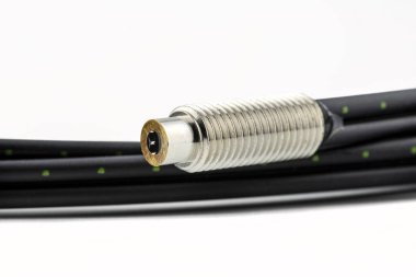 Beyaz bir arkaplanda izole edilmiş, bir iplikle sonlandırılmış, iki eklenmiş fiber optik kablo makro fotoğrafı.