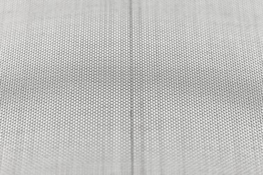 Su filtreleme için kullanılan ince bir metal ağın makro fotoğrafından yapılmış arkaplan, beyaz bir arkaplanda izole edilmiş, seçici bir odak.