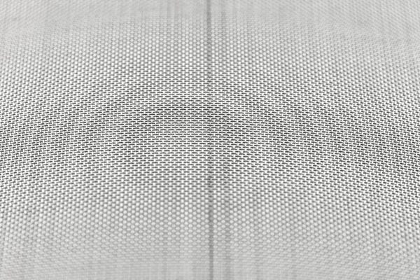 Su filtreleme için kullanılan ince bir metal ağın makro fotoğrafından yapılmış arkaplan, beyaz bir arkaplanda izole edilmiş, seçici bir odak.