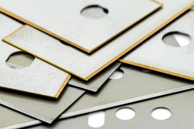 Beyaz arka planda izole edilmiş sarı bıçaklı jilet yığınının makro fotoğrafından yapılmış arkaplan.