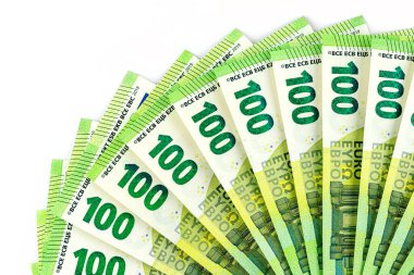 Avrupa Birliği 'nin Macro fotoğrafı 100 avro banknot, bir hayrana düzenlenmiş banknotlar, beyaz arka planda izole edilmiş, üst görünüm.