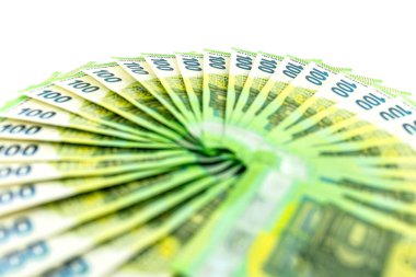 Avrupa Birliği 'nin Macro fotoğrafı 100 avro banknot, bir hayrana düzenlenmiş banknotlar, beyaz arka planda izole edilmiş, seçici odaklı..