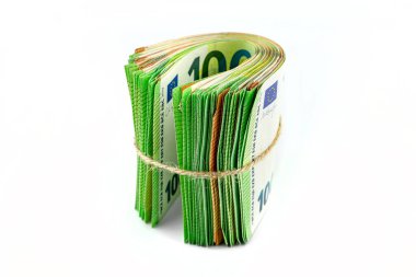 Avrupa Birliği 'nin 50 ve 100 avroluk Macro fotoğrafı, bir dosyaya istiflenmiş ve sicimle bağlanmış, beyaz arka planda izole edilmiş..