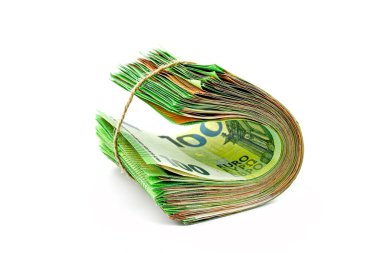 Avrupa Birliği 'nin 50 ve 100 avroluk Macro fotoğrafı, bir dosyaya istiflenmiş ve sicimle bağlanmış, beyaz arka planda izole edilmiş..