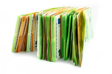 Avrupa Birliği para biriminin makro fotoğrafı, 50 ve 100 avroluk banknotların üzerine istiflenmiş, beyaz arka planda izole edilmiş..