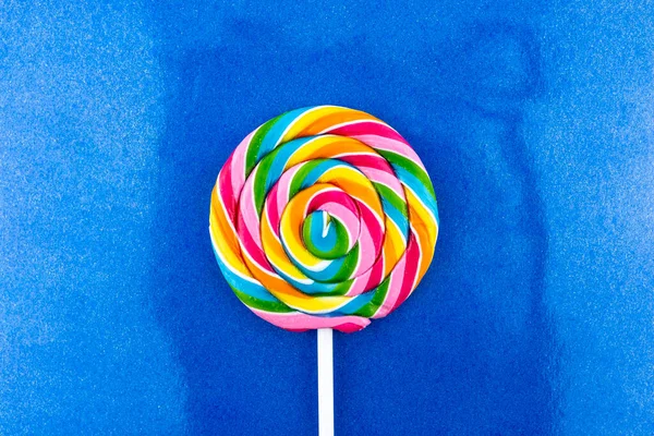 Sweet Spiral Shaped Colorful Lollipop Lying Center Isolated Blue Background — Stock Photo, Image